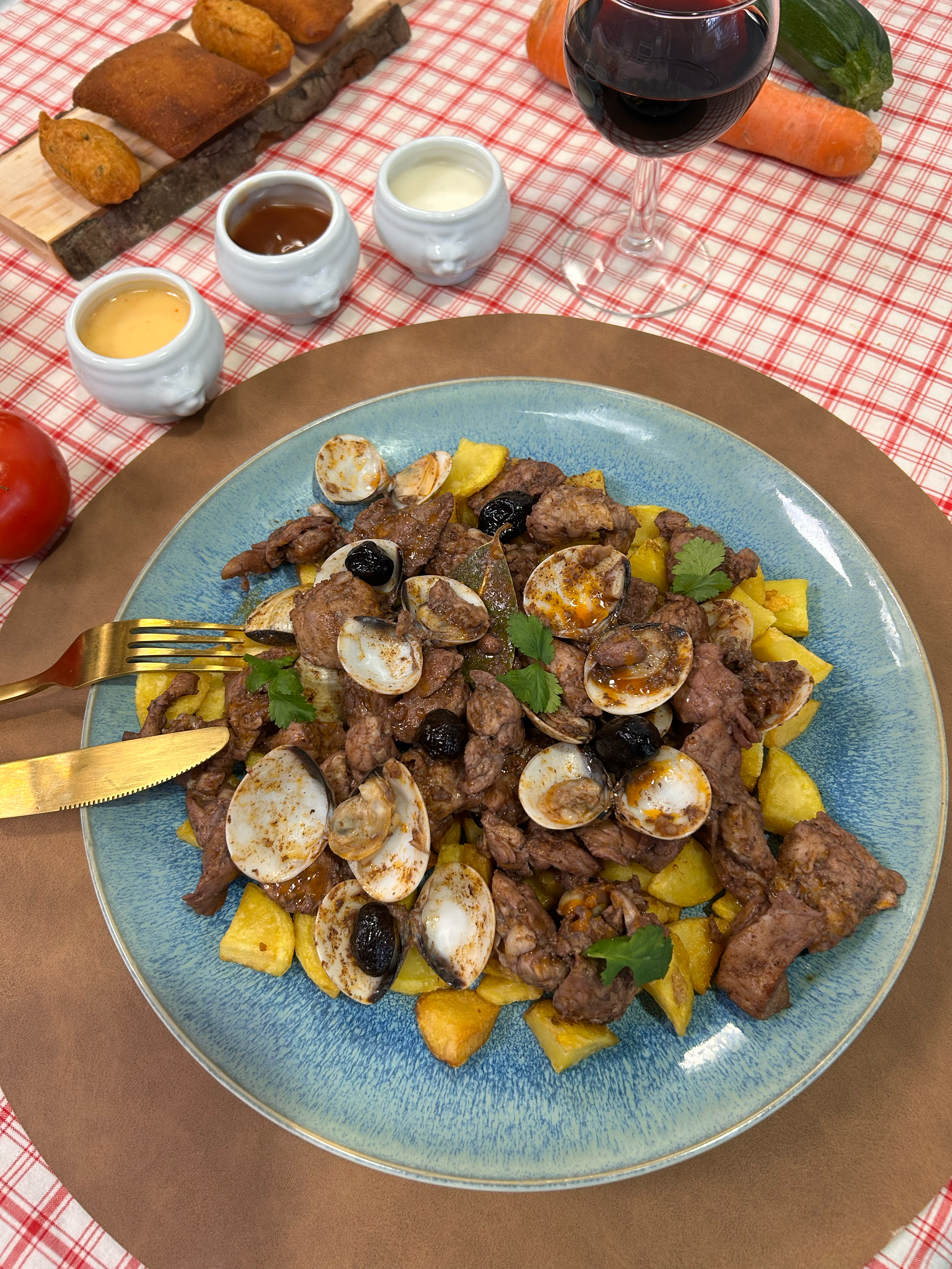 Carne porco à alentejana